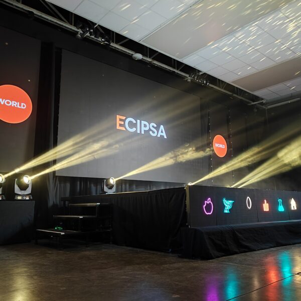 Pantalla gigante e iluminación de escenario para evento de Grupo ECIPSA.