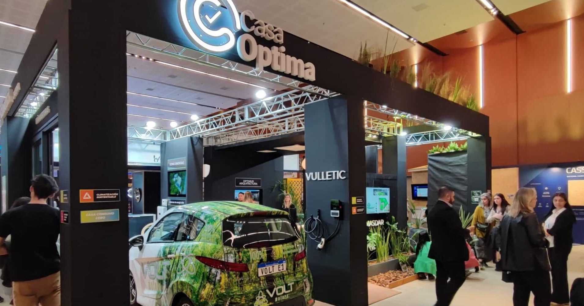 Iluminación general para stand en feria comercial.