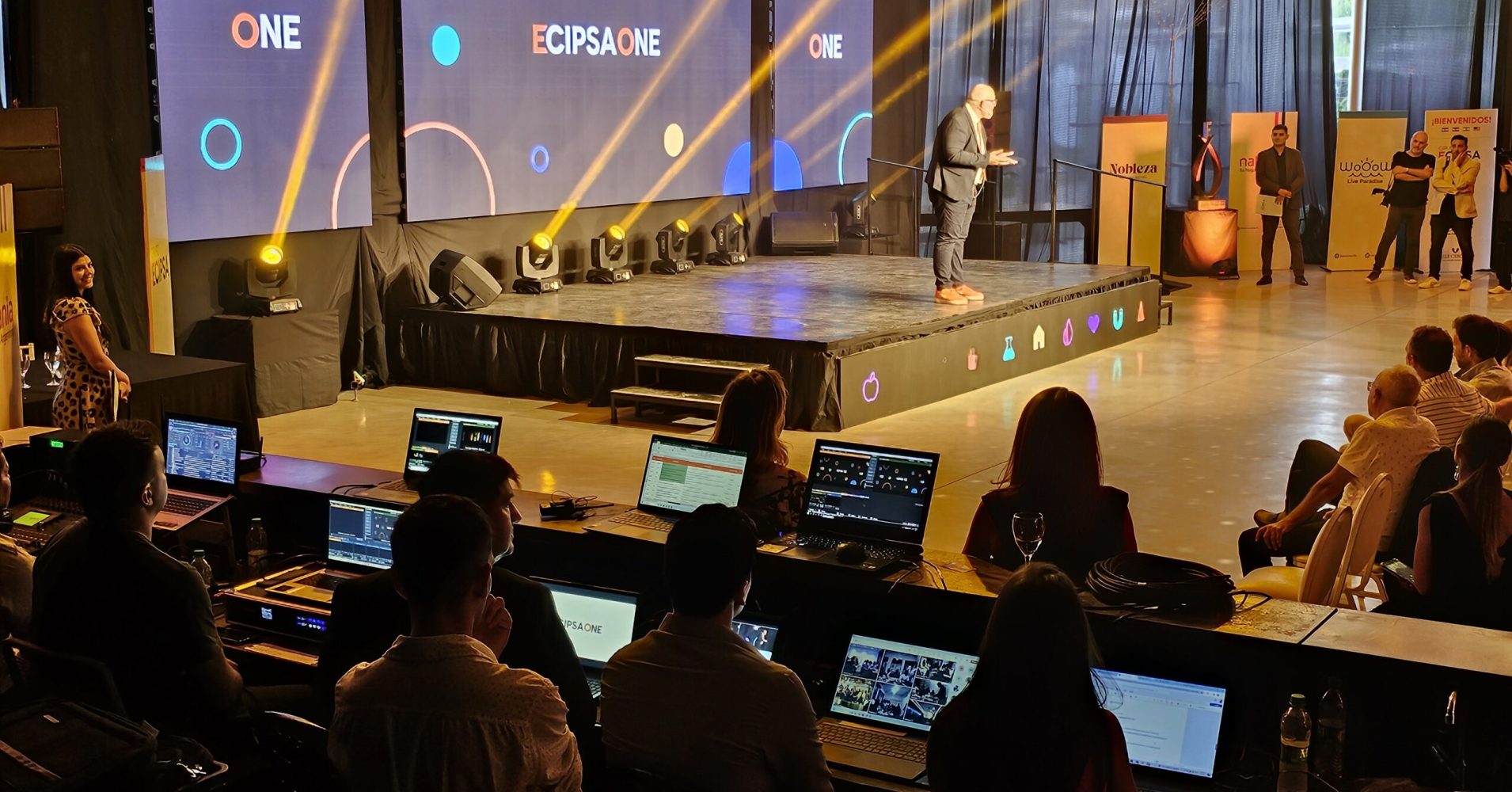 Pantalla montada en escenario, iluminación y servicio de streaming para evento de Grupo ECIPSA.
